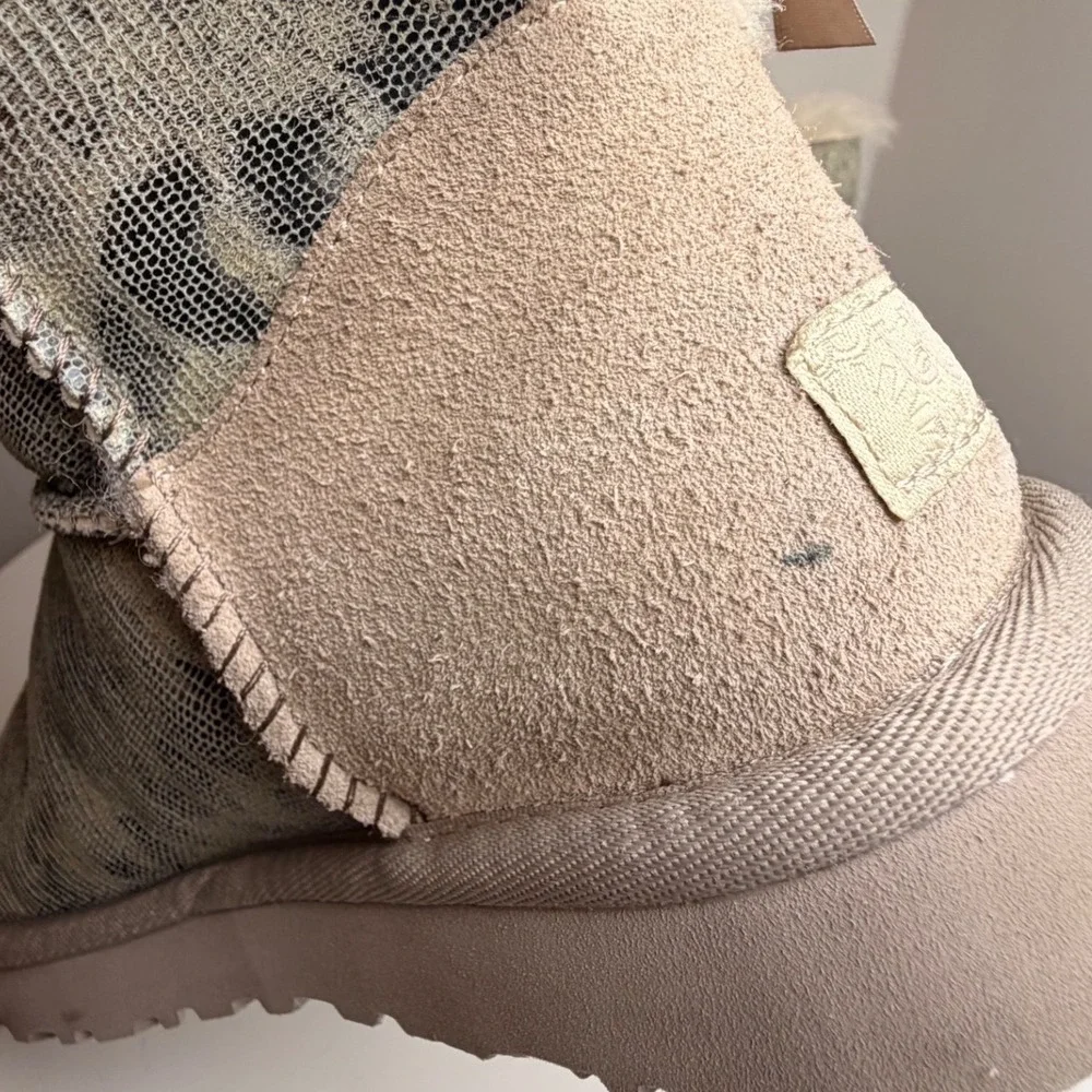 UGG Bailey Bow II Lizard Print Sheepskin Boots Sz 7 EU38 Beige 1005534